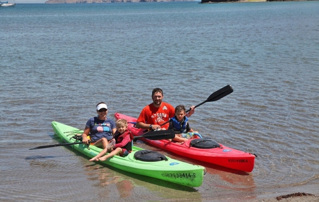  与小孩子一起划皮划艇 